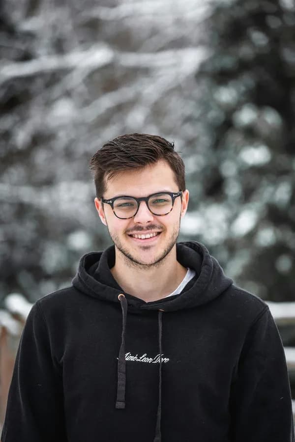 Théo Dubois, 28, Freelance Developer based in Paris